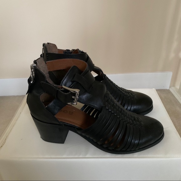 Black Heeled Shoes - Picture 2 of 4